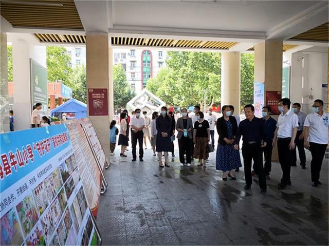 连云港市人大常委会副秘书长李筠一行对东海县牛山小学开展家庭教育"